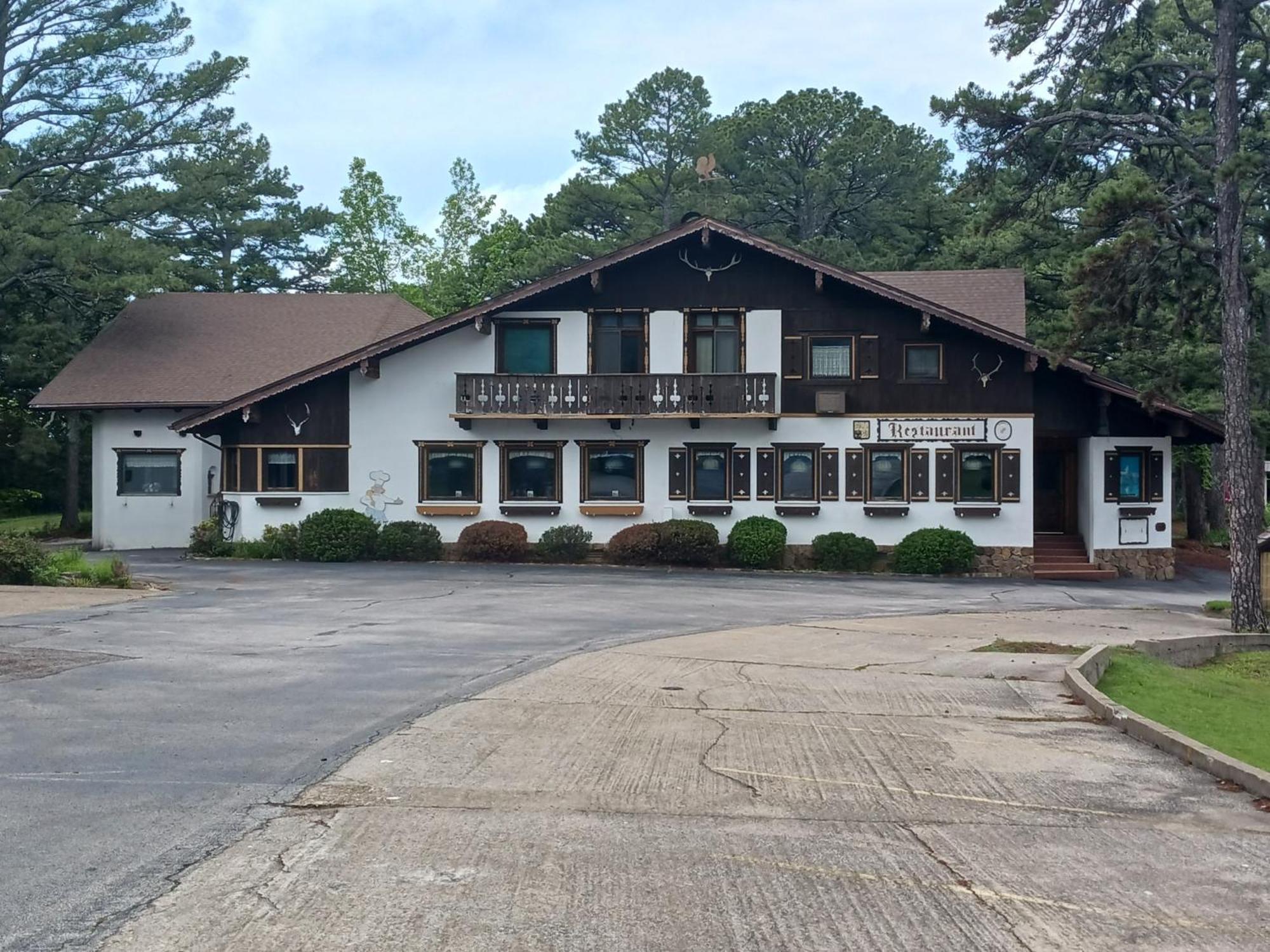 Bavarian Inn Motel & Restaurant Юрика Спрингс Экстерьер фото