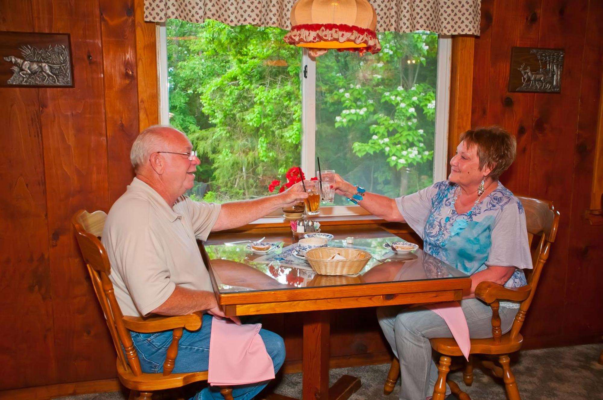 Bavarian Inn Motel & Restaurant Юрика Спрингс Экстерьер фото