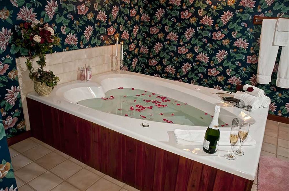 Bavarian Inn Motel & Restaurant Юрика Спрингс Экстерьер фото